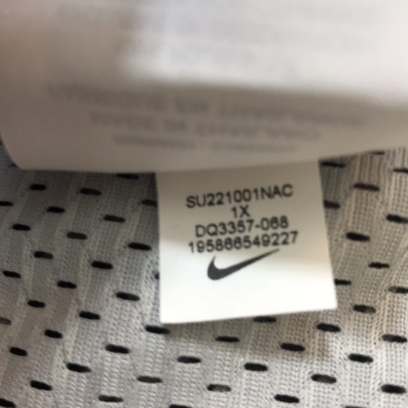 NWOT NIKE Plus Size Gray & Silver SPORTS Top with Silver Swoosh Size 1X - Picture 9 of 9